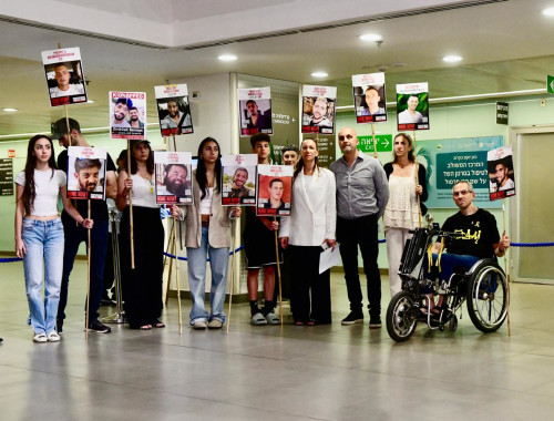 משפחתו של עידן אלכסנדר בבית החולים(צילום: אבשלום ששוני)
