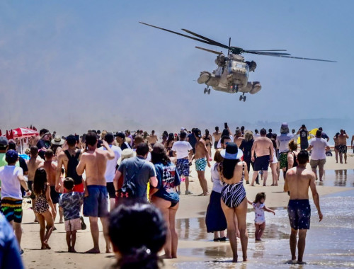 חילוץ הנפגעים בתאונת המטוס בבת ים(צילום: אבשלום ששוני)