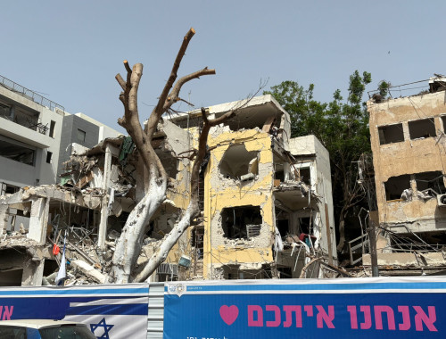 פגיעת הטיל בפינסקר בתל אביב(צילום: מאיה כהן)