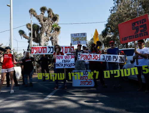 משפחות החטופים במהלך ביקור נתניהו בניר עוז(צילום: רויטרס)