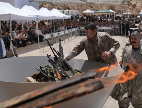 המחתרת הכורדית (PKK) משמידה את נשקה(צילום: רשתות ערביות)