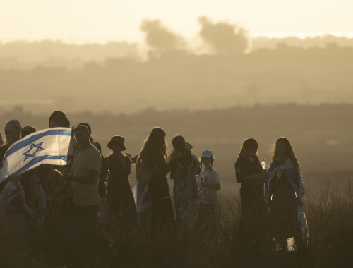 ישראלים מול גבול רצועת עזה(צילום: Amir Levy/Getty Images)