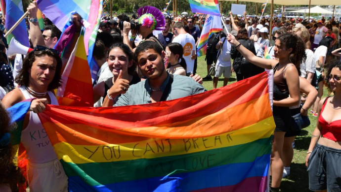 מתכנסים לקראת מצעד הגאווה בתל אביב (צילום: אבשלום ששוני)