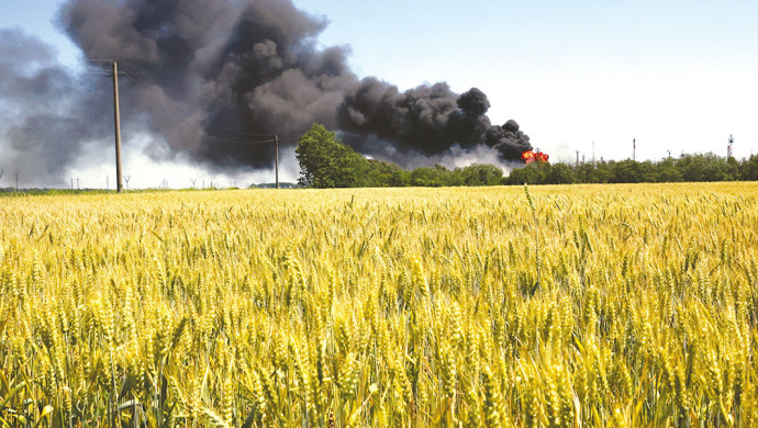 שדה חיטה נשרף באוקראינה (צילום: רויטרס)