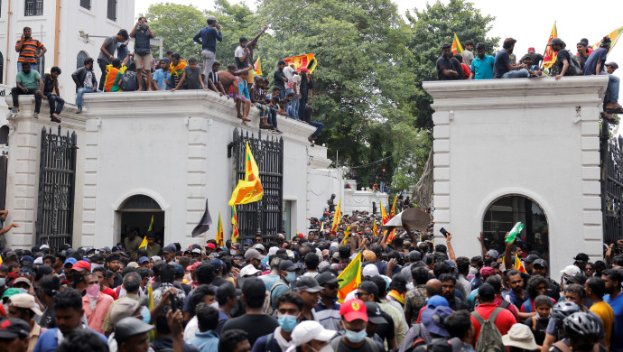 מחאת ענק בסרי לנקה, סמוך לבית הנשיא (צילום: REUTERS/Dinuka Liyanawatte)