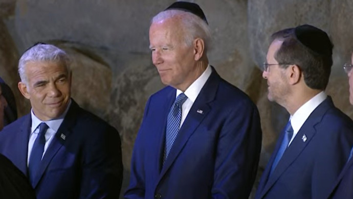 נשיא ארה''ב ג'ו ביידן, ראש הממשלה יאיר לפיד, נשיא המדינה יצחק הרצוג ביד ושם (צילום: חיים צח לע''מ)