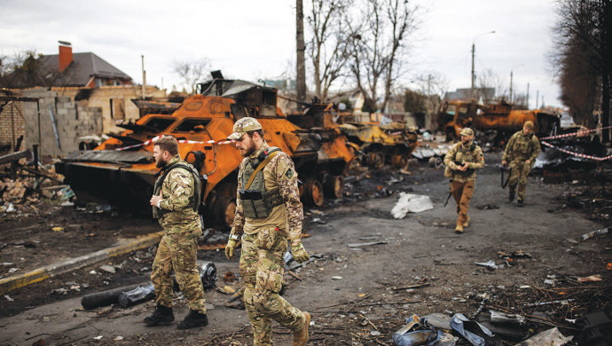 המלחמה באוקראינה, חיילים אוקראינים הולכים ליד טנק רוסי (צילום: רויטרס)