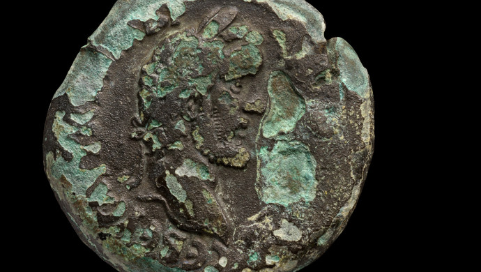 דיוקן הקיסר הרומי אנטונינוס פיוס. (צילום: דפנה גזית, רשות העתיקות)