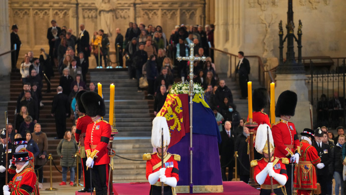 ארונה של המלכה אליזבת השנייה בווסטמינסטר (צילום:  Carl Court/Pool via REUTERS)