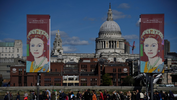 המונים ממתינים לחלוף על פני ארונה של המלכה אליזבת (צילום: REUTERS/Toby Melville)