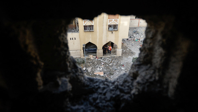 תושבי עזה מתעוררים לבוקר של אחרי תקיפת צה''ל ברצועה (צילום: REUTERS/Ibraheem Abu Mustafa)