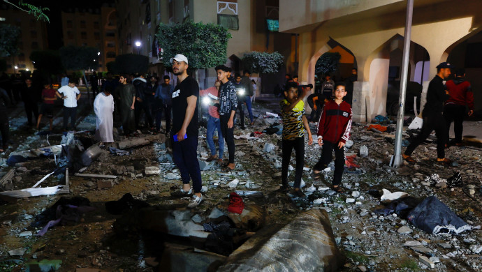 תושבי רצועת עזה לאחר התקיפה (צילום: REUTERS/Ibraheem Abu Mustafa)
