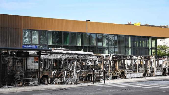 פריז: מתפרעים הציתו טרמינל אוטובוסים (צילום: BERTRAND GUAY/AFP via Getty Images)