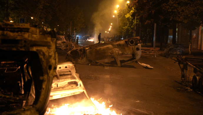 פריז: עשרות מכוניות הוצתו במהלך העימותים עם המשטרה (צילום: AFP via Getty Images)
