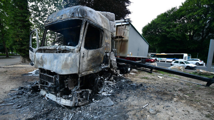 משאית הוצתה במהלך העימותים בעיר בורדו (צילום: AFP via Getty Images)