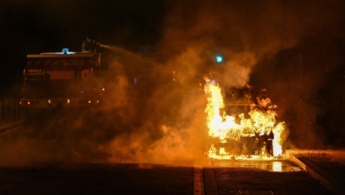 מכונית הוצתה במהלך העימותים האלימים בעיר בורדו (צילום: AFP via Getty Images)