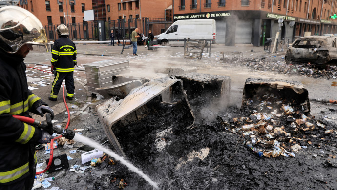 נזק רב נגרם לרכוש לאחר העימותים בצרפת (צילום: REUTERS/Pascal Rossignol )