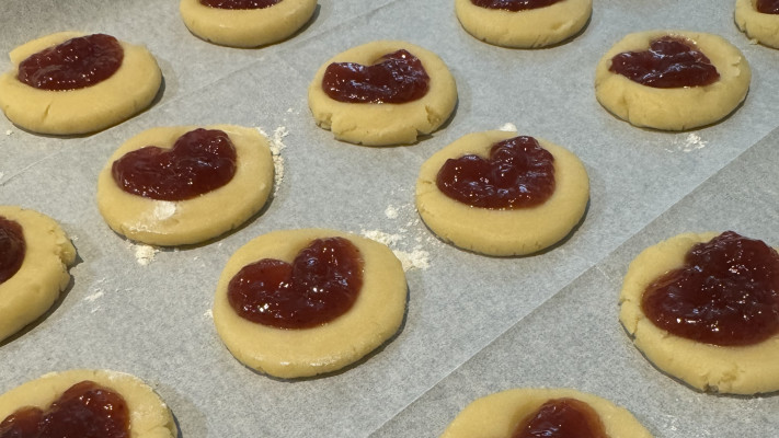 עוגיות ריבה לפני האפייה