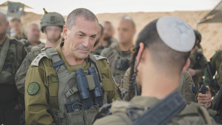 הרמטכ''ל אייל זמיר בגבול ברצועה  (צילום: דובר צה''ל)