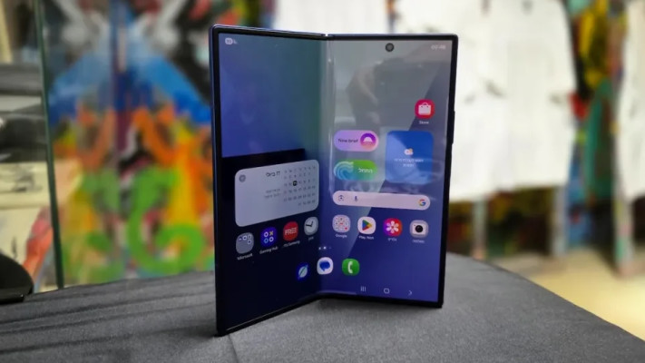 סמסונג Galaxy Z Fold 7. עומד לבד על השולחן (צילום: צחי הופמן)