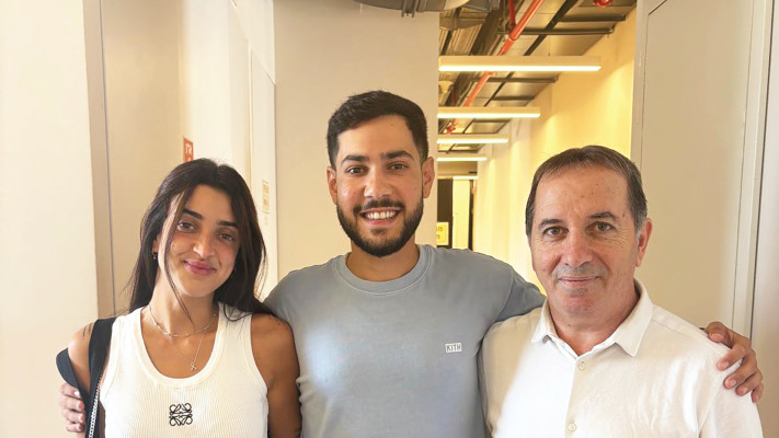אלי-ה כהן יחד עם בת זוגו זיו עבוד והסופר אלי חליפה (צילום: פרטי)