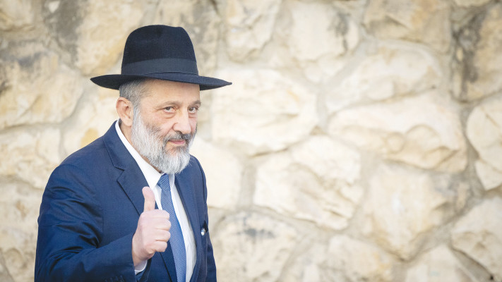 אריה דרעי ליד ביתו בירושלים (צילום: יונתן זינדל, פלאש 90)