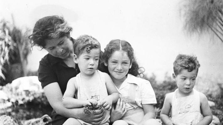 דליה רביקוביץ' בילדותה עם אמה ואחיה