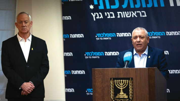 גדי איזנקוט לצד בני גנץ (צילום: יונתן זינדל, פלאש 90)