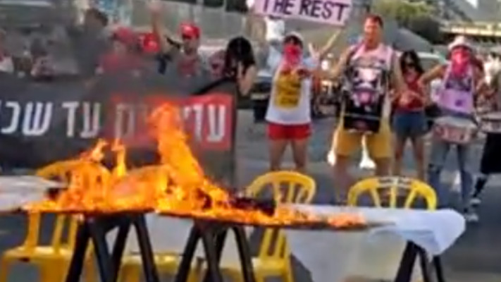 משפחות החטופים מציתות באש שולחן שישי בחסימה באיילון