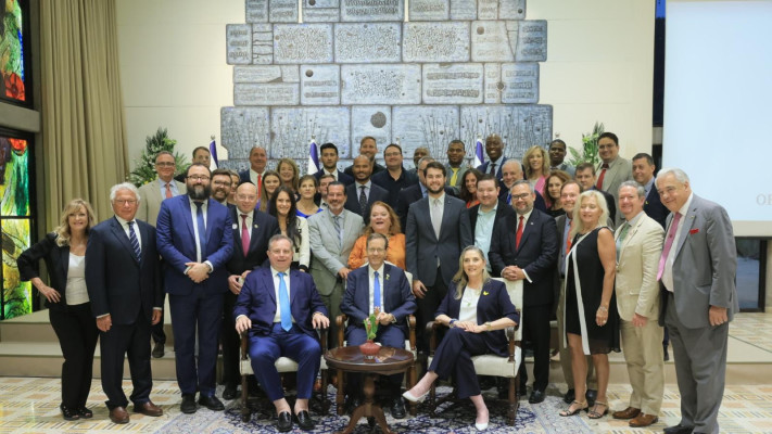 נשיא המדינה יצחק הרצוג והמשלחת האמריקאית (צילום: יח''צ)