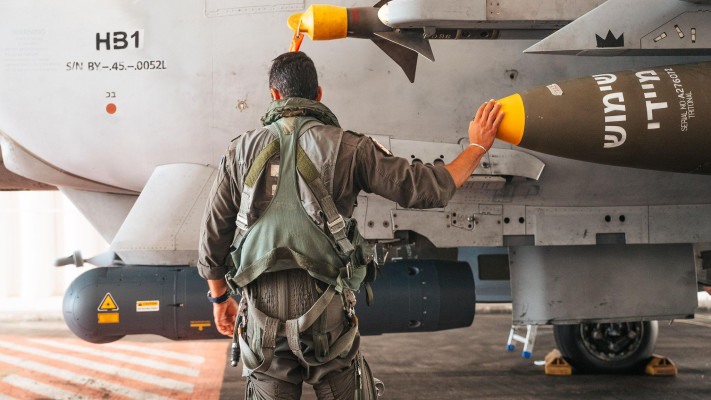 סרן ש' מחיל האוויר לקראת התקיפה בתימן