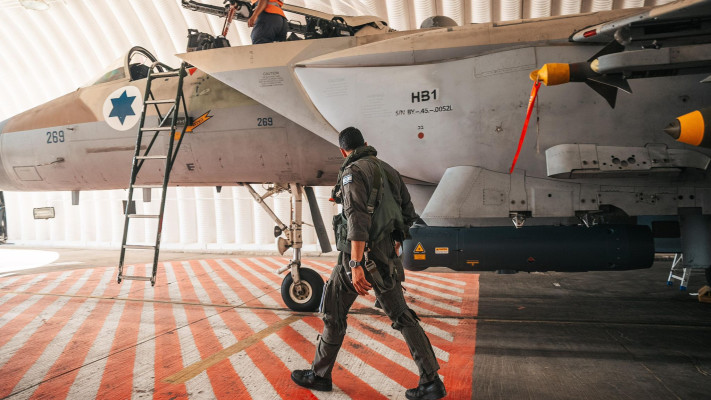 סרן ש' מחיל האוויר לקראת התקיפה בתימן