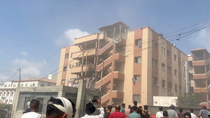 בית החולים נאסר בחאן יונס לאחר התקיפה (צילום: רויטרס)