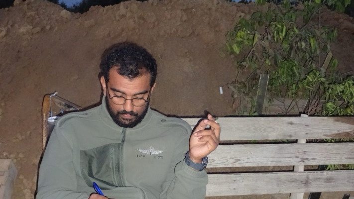 נוי נחום במילואים לומד להסבה