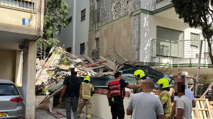 קריסת פיגומים בבניין בשיפוצים בתל אביב (צילום: תיעוד מבצעי מד''א)