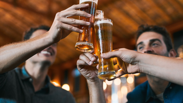 צעירים שותים בפאב. מגמה מדאיגה בישראל