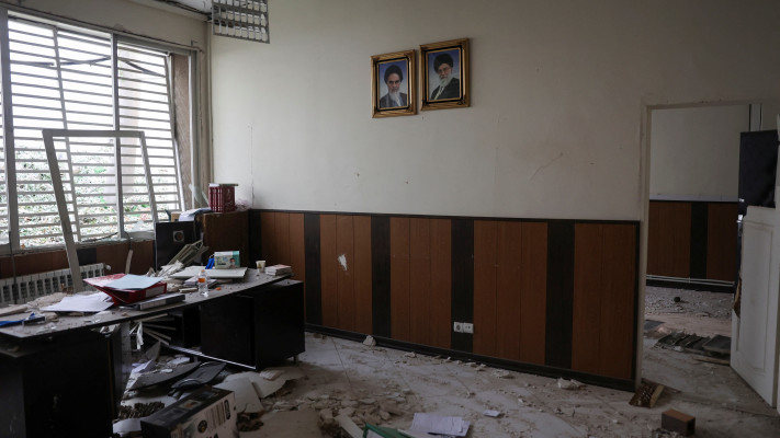 תמונות האייתוללה והנשיא בכלא אווין באיראן לאחר התקיפה הישראלית