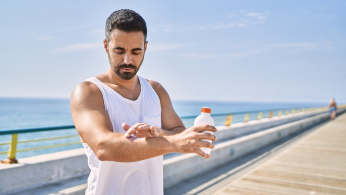 קרם הגנה. הימנעו מחשיפה בשעות השיא (צילום: שאטרסטוק)