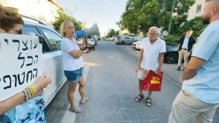 אבא של עידית סילמן לועג למפגינה קשישה