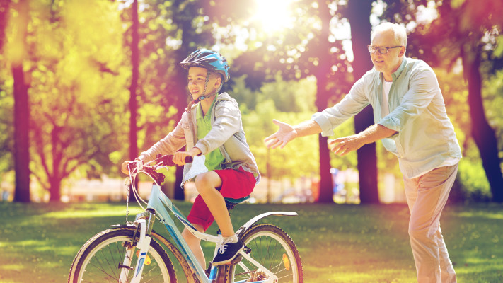 ילד רוכב על אופניים