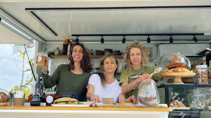 עגלת קפה, ''שלוש בקפה''