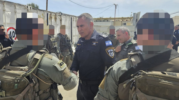 ניצב חיים בובליל עם היחידות המיוחדות