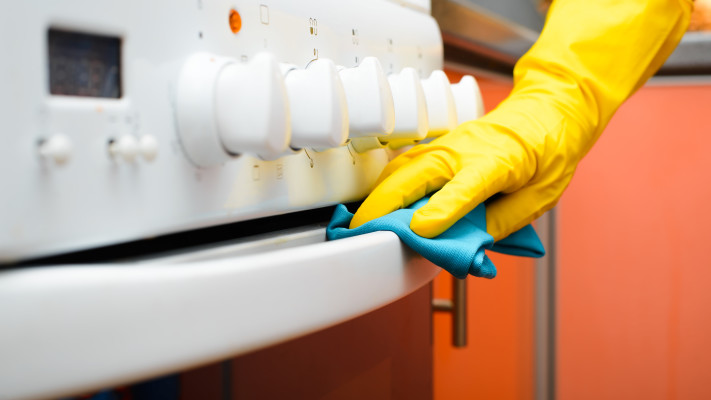 ניקוי המטבח במטלית