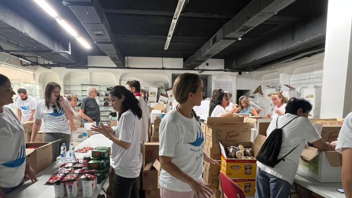 הכנת סלי מזון בעמותת שניר