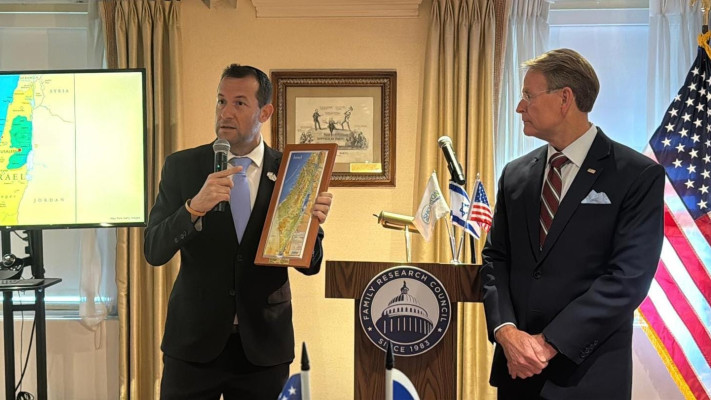 דגן מציג את מפת הריבונות