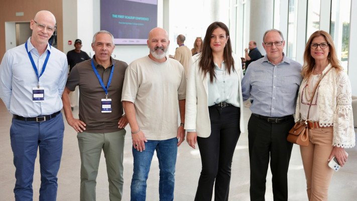 מימין: רו''ח רגינה אונגר, רו''ח ניר זיכלינסקי, נתי אמסטרדם, ניראון חשאי, דרור בין (צילום: אלון גלבוע)