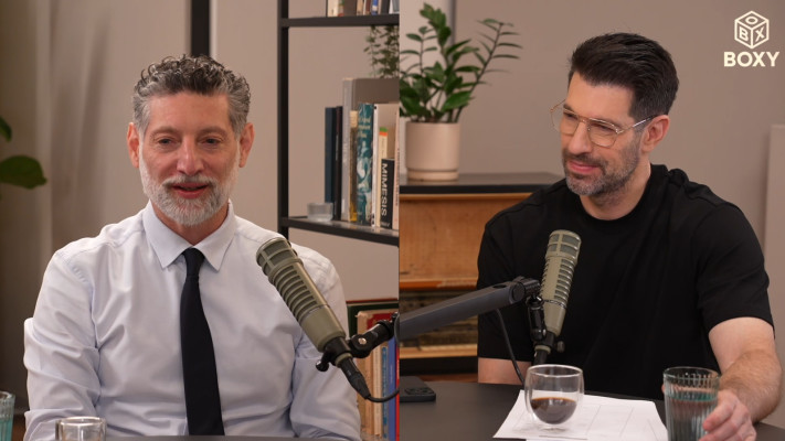 אסף גרניט בפודקאסט של חיים אתגר ''אבא (כמעט) מושלם'' (צילום: בית הפודקאסטים BOXY)