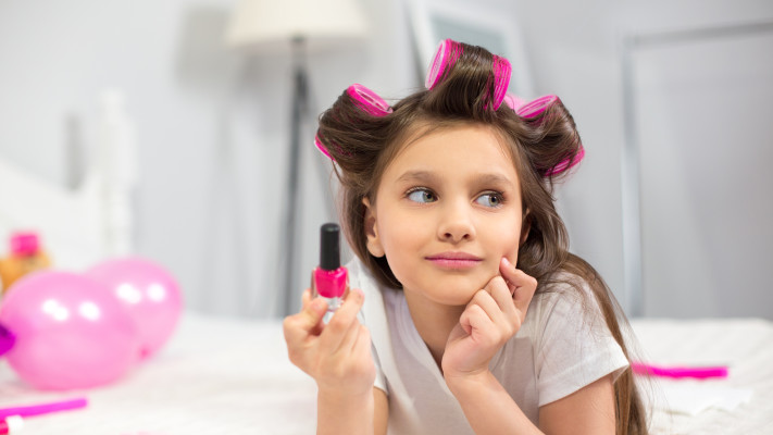 ילדה מגונדרת. אילוסטרציה