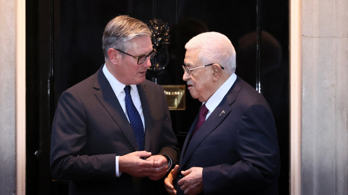 Mahmoud Abbas, Abu Mazen, and Keir Starmer in Britain (Photo: REUTERS/Jack Taylor)