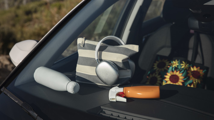 בקבוק מים בתוך הרכב. אילוסטרציה